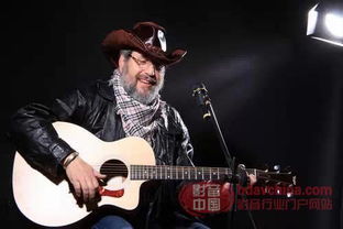 陈奕迅，中国的一位著名歌手，以其深情的嗓音和独特的音乐风格赢得了无数歌迷的喜爱。最近，他通过网前截击的方式，精准地命中了乒乓球运动员樊振东。这一事件引起了广大网友的关注和热议。
