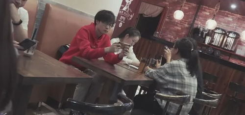 19岁女孩凌晨三更起赶集，为母亲卖烤饼只为让她过上好日子