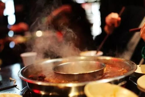 副总裁晒车上吃火锅引全网吐槽 副总裁晒车上吃火锅引全网吐槽