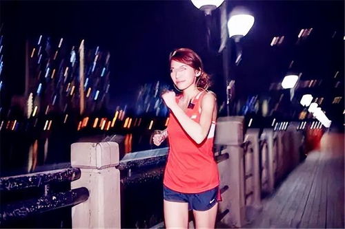四位女大学生身穿精神病服看凤凰传奇演唱会
