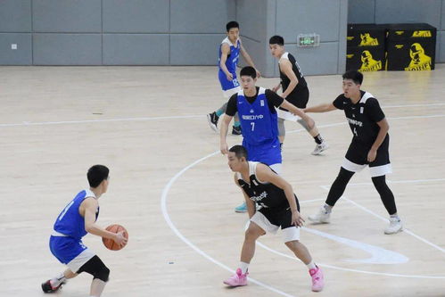 初三年级男生跳高比赛中脱颖而出