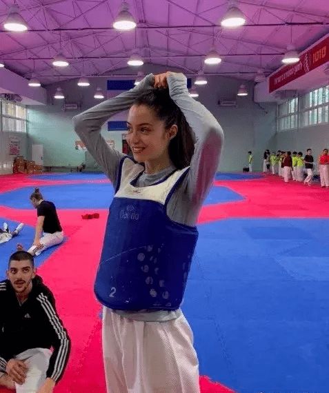 19岁烤牌姑娘走红,一种青春的力量 19岁烤牌姑娘走红,一种青春的力量