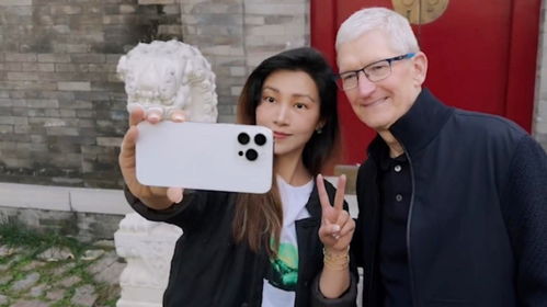 苹果CEO库克与陈漫在北京胡同漫步 苹果CEO库克与陈漫在北京胡同漫步