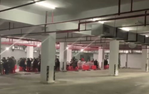 湖南一小区地下车库的别样酒席