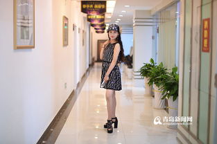 女大学生神似刘亦菲,引来众人围观合影 女大学生神似刘亦菲,引来众人围观合影