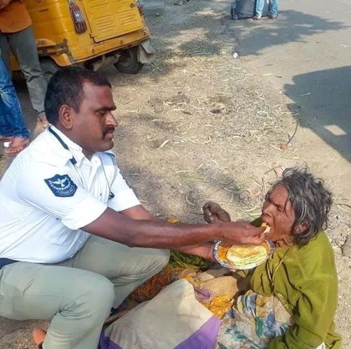 消防员英勇救人，从娃娃机里解救真娃娃的温暖瞬间