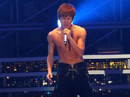 歌手吴克群在街头蹬三轮_吴克群现场版