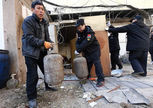 男子与城管起冲突 当街拧煤气罐怒摔_城管拿桶打人