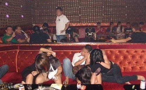 17名男女KTV聚众吸毒被一锅端 17名男女KTV聚众吸毒被一锅端