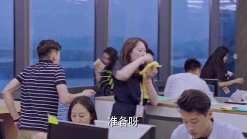 20多人趴地上迎接领导?公司回应 20多人趴地上迎接领导?公司回应