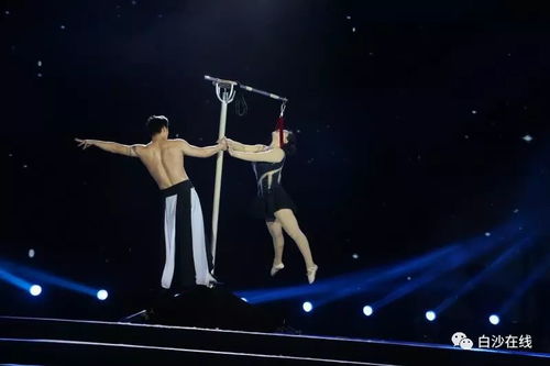 一杂技女演员绳子断裂从空中坠落