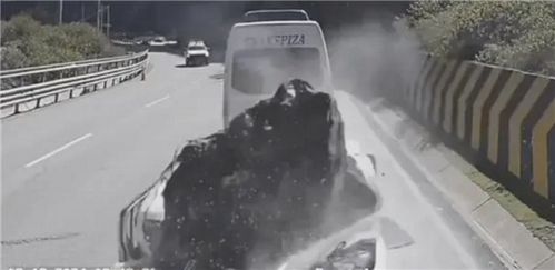 秘鲁天降巨石砸车 3名中国人遇难