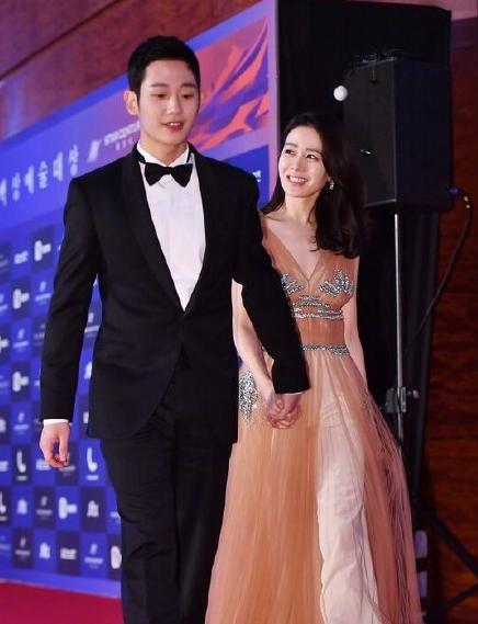 黄景瑜孙千牵手走红毯 黄景瑜孙千牵手走红毯