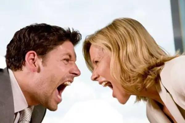 男子与妻争吵 怀中女儿滑出窗外坠亡