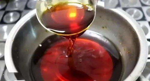 女子熬糖水做糖葫芦却熬出“石油”