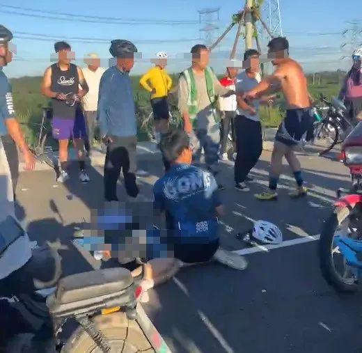 商场小马被拴在门口供人骑行玩乐