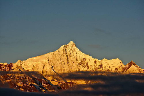 北京门头沟出现“日照金山”奇观
