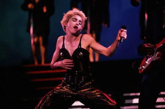 麦当娜发布与教皇的AI合照