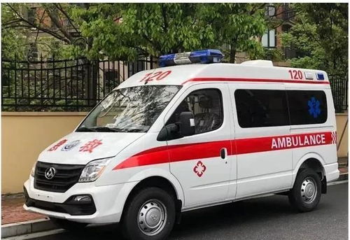 货车挡住救护车不让道 交警回应