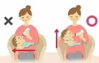 宝宝吃着奶嘴看爸爸打游戏一脸担忧 宝宝吃着奶嘴看爸爸打游戏一脸担忧