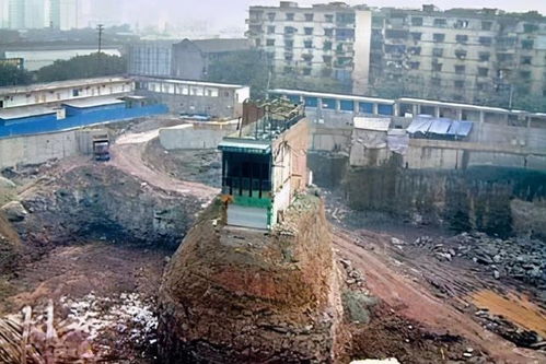 钉子户屋子被墙包围成了参观点 钉子户屋子被墙包围成了参观点