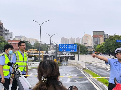郑州暴雨亲历者：路上漂着电动车