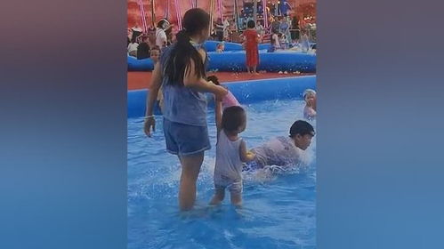 小男孩被水冲走 外国女子跳水救人