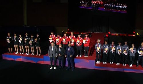 国乒女团高举国旗庆祝