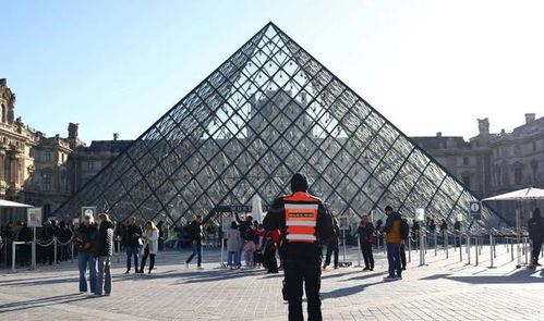 马克龙：对侦破卢浮宫盗窃案充满信心