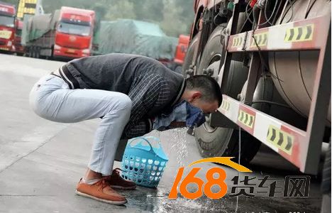43岁司机高速上猝死卡友接力送货_司机猝死是什么原因造成的