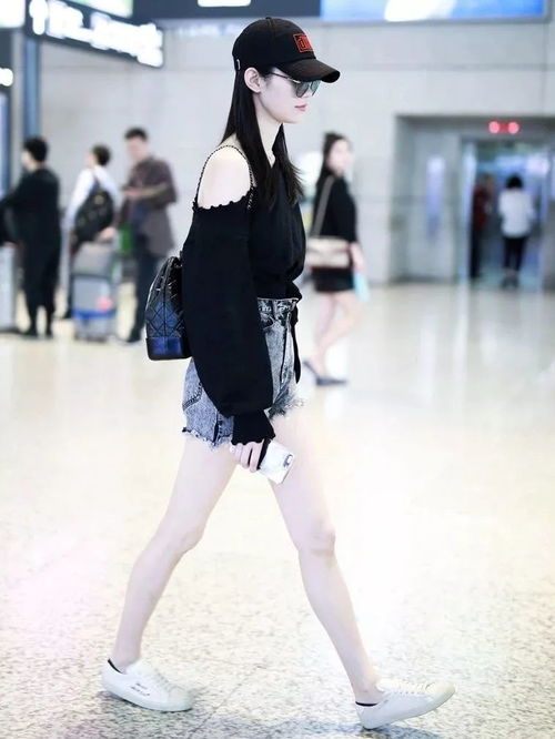 奚梦瑶独自就医 大长腿显眼