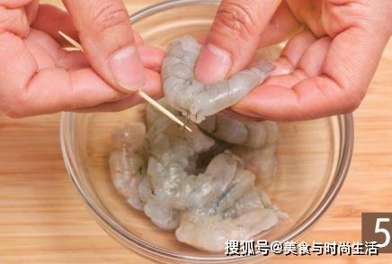 女子体内排出10米长寄生虫