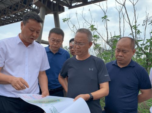 南方小土豆被工作人员监督穿棉裤