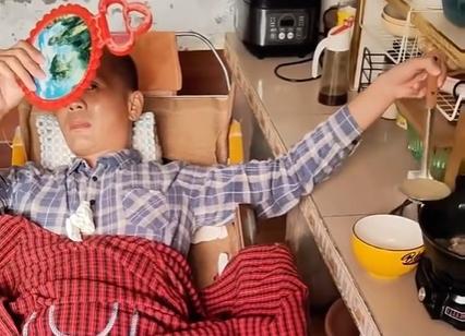 男子患病躺板车30年靠养鹅养活自己