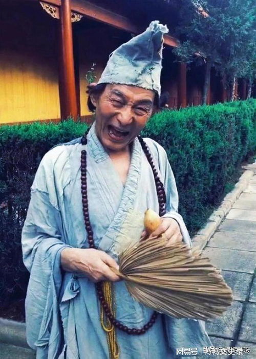91岁游本昌秒变济公敲钟送祝福