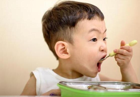 4岁男孩每天吃3根冰淇淋突然失声