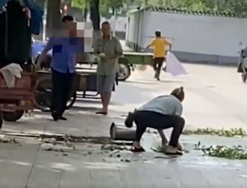 小学生站窗外打扫卫生 当地回应